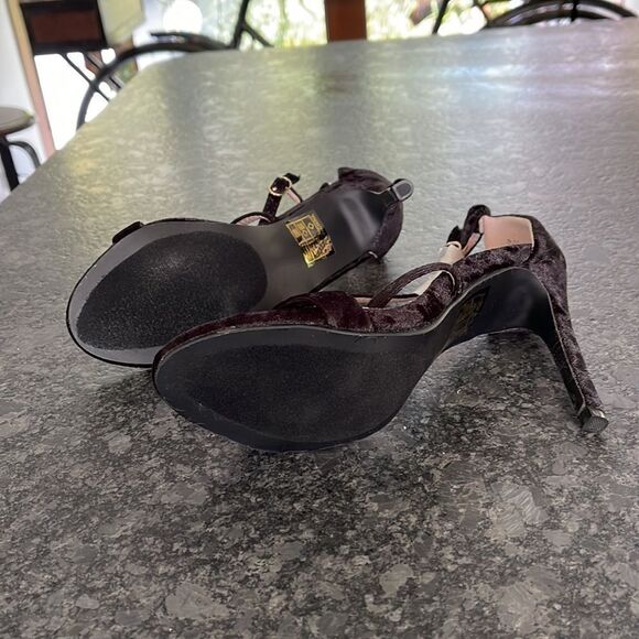 Lov Mark Story 19 Black Velvet 4” Heels strappy, straps criss cross in front new - Picture 5 of 5